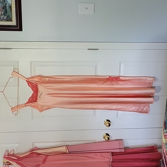 ✨️LAST CHANCE✨️ Jones New York Hand Dyed Satin Nightgown Size Small in Coral - Picture 4 of 15